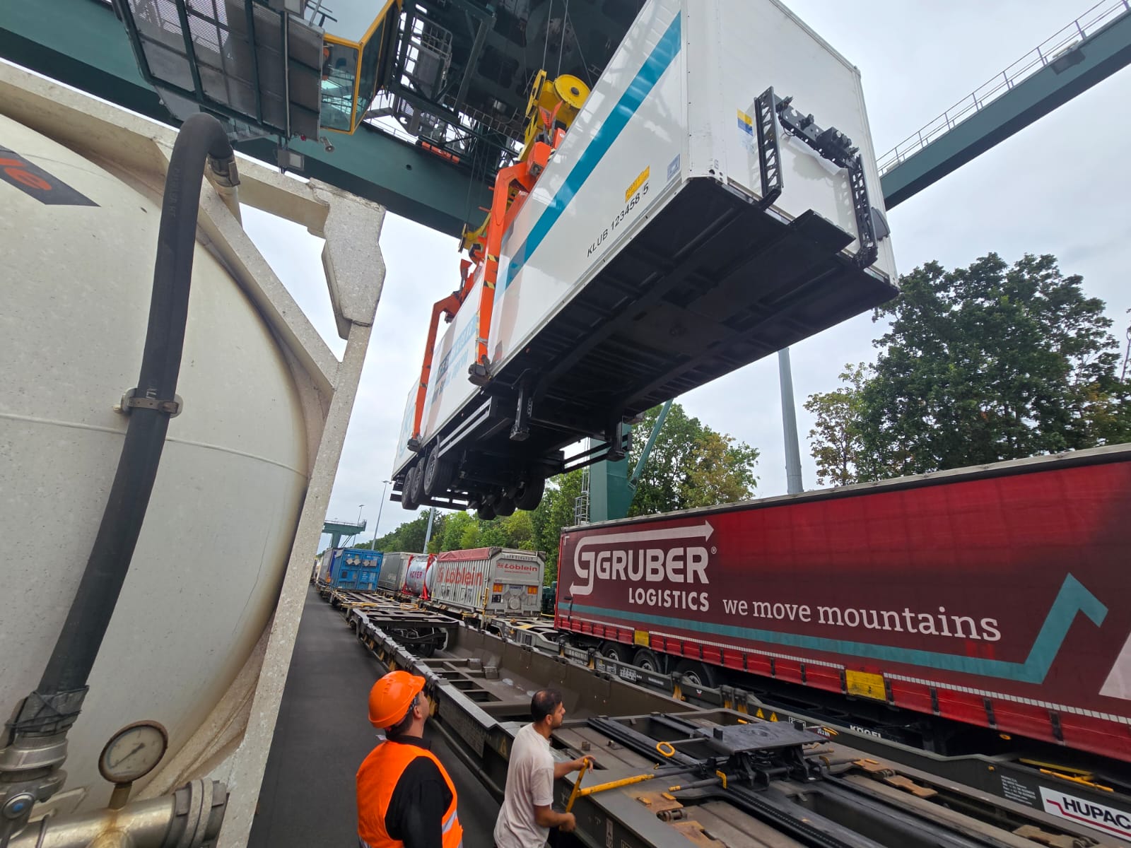 Seit Juli auch auf der Schiene: Kluth Transporte setzt auf kombinierten Verkehr