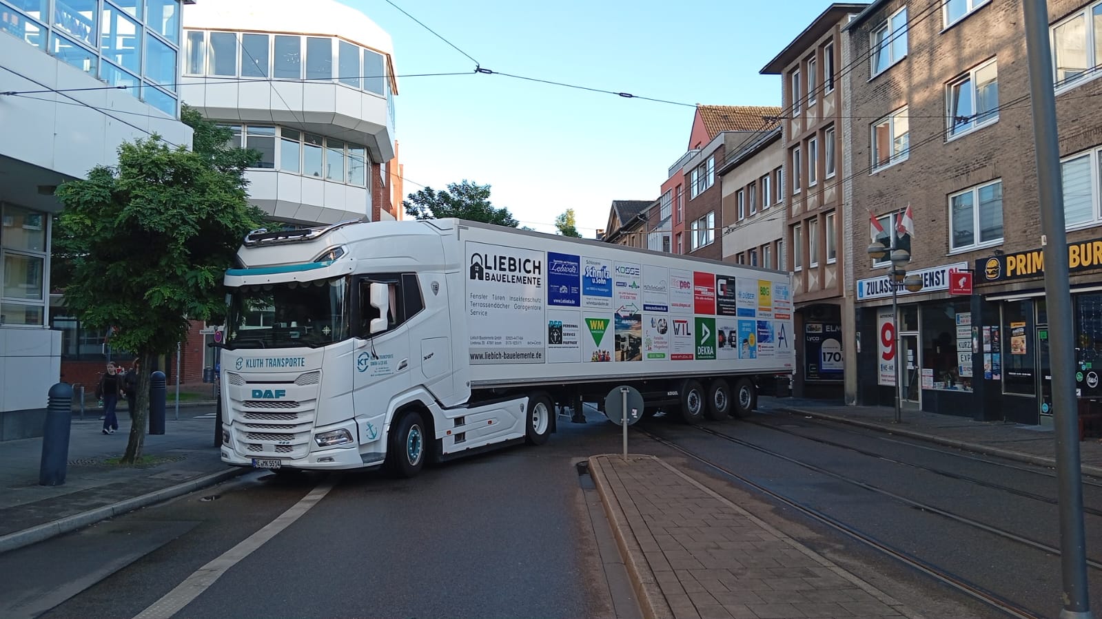 Beklebter Kluth-Lkw im Neusser Stadtbild
