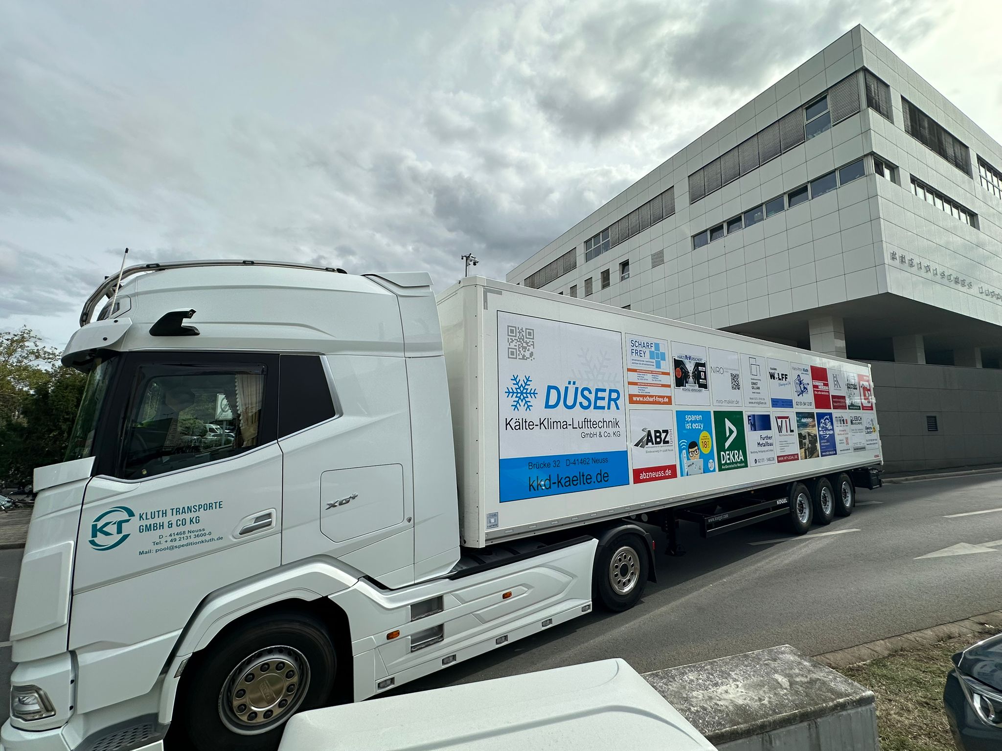 Kluth-Lkw mit Werbeflächen lokaler Unternehmen